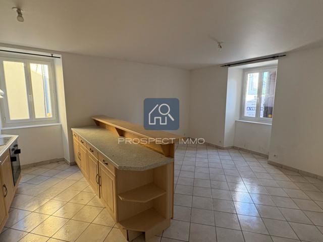 Appartement T4 avec terrasse et garage à Laissac