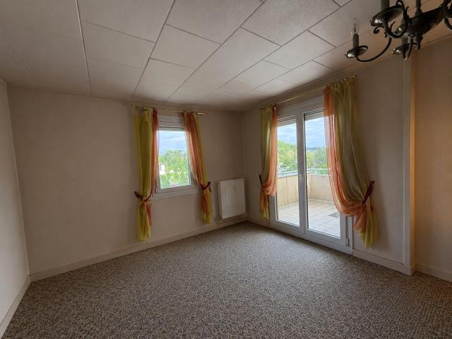 Appartement T4 avec terrasse, garage et parking Proche centre ville de Charleville Mézières