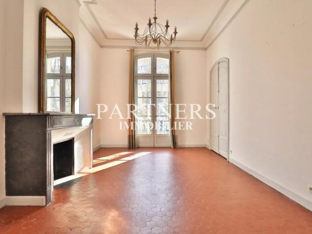 Appartement T4 centre Aix 3 chambres, ascenseur, belle hauteur