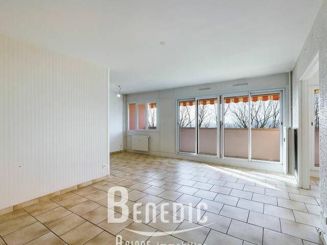 Appartement T4, cuisine semi équipée, balcon, cave, parking et nombreux rangements