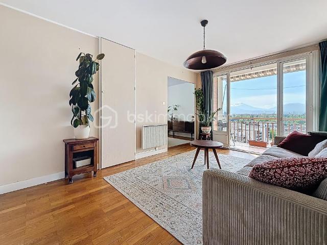 Appartement T4 de 68m2 au DERNIER ÉTAGE avec balcon et cave