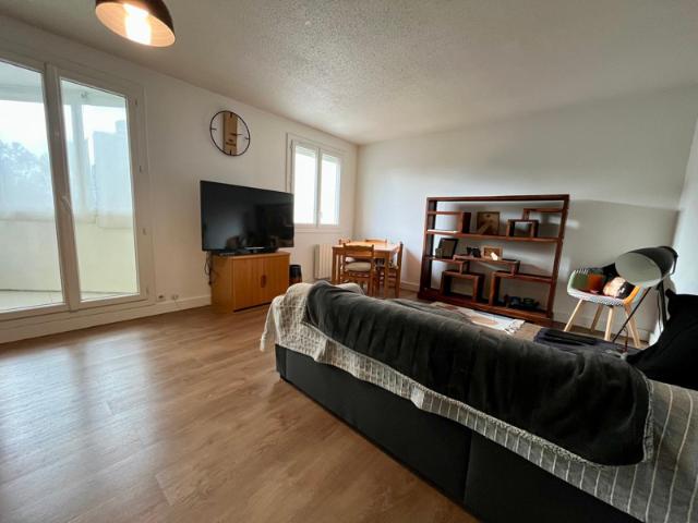 Appartement T4 de 74m2 au 3eme étage avec parking et cave