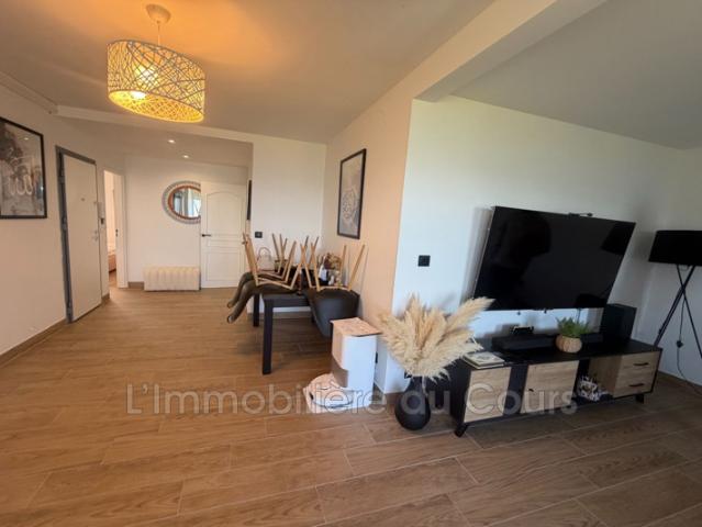 Appartement T4 de 76 m² environ. Il comprend un hall d'entrée