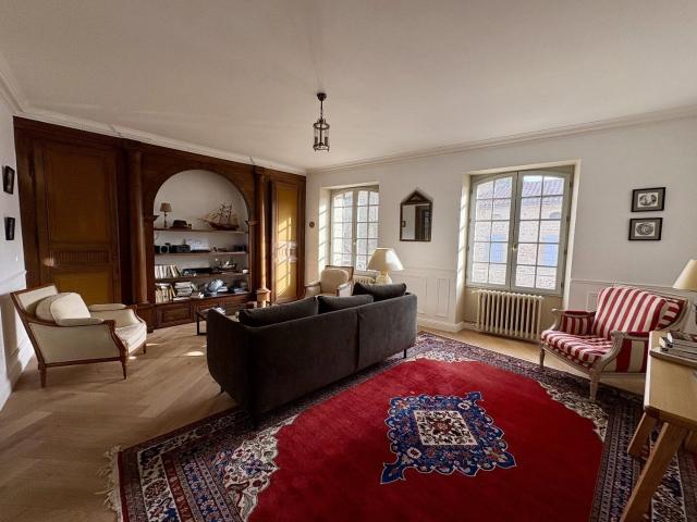 Appartement T4 de 86 m²: Le charme de l'ancien avec volume. 82m² Figeac