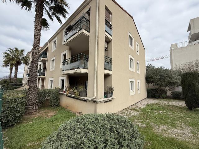 Appartement T4 de 96 m2 avec terrasse de 8,43 m2 en rez de c. 96m² Sète