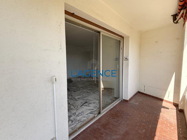 Appartement T4 de 104 m2 au centre ville de hyeres avec ascenseur cave et parking privatif