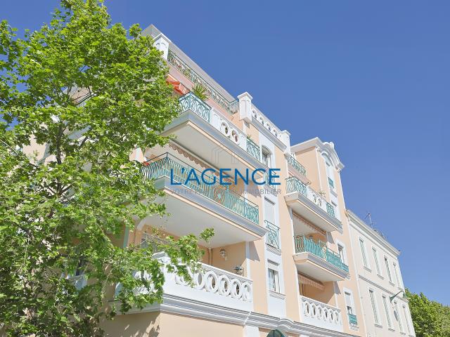 Appartement T4 de 108m2 avec terrasse dans résidence de standing au Centre ville de Hyères et garage en sous