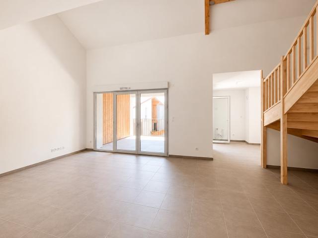 Appartement T4 Duplex 98m2 Dernier étage Loggia 12m2 et Ga. 108m² Saint Romain en Gal