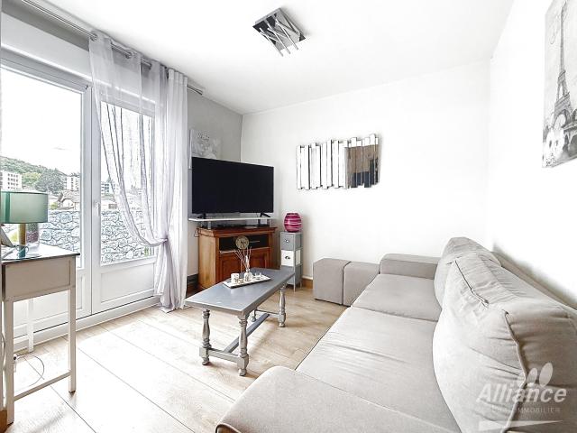 APPARTEMENT T4 ENTIEREMENT RENOVE AVEC GARAGE ET VUE DEGAGEE