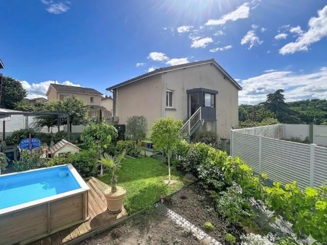 APPARTEMENT T4 JARDIN PLACES DE PARKING CAVE PROCHE COMMODITES