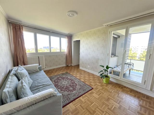 Appartement T4 lumineux avec balcon loggia Immeuble rénové, sans vis à vis, cadre verdoyant DPE: D