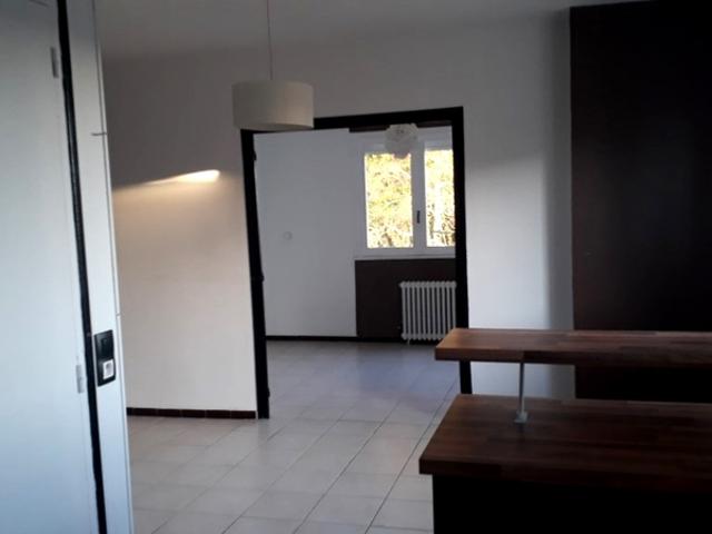 APPARTEMENT T4 MEUBLE RÉNOVE AVEC GARAGE ET JARDINET