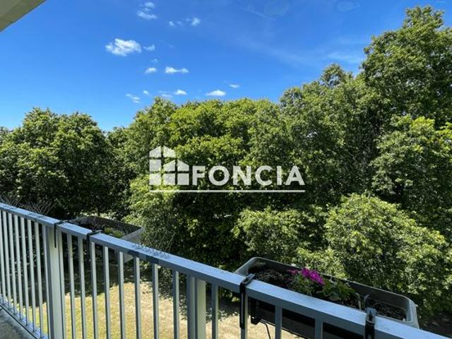 Appartement T4 rénové – Dernier étage avec balcon et vue dégagée