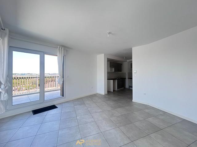 Appartement T4 récent ? Dernier étage ? 3 chambres ? 2 salles d'eau ? Parking La Rochelle