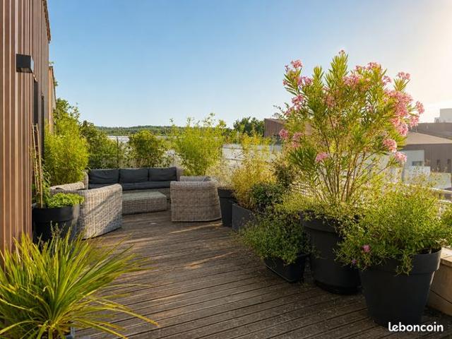 Appartement T4 récent et climatisé en dernier étage avec terrasse de 43 m² sans vis à vis et deux parkings