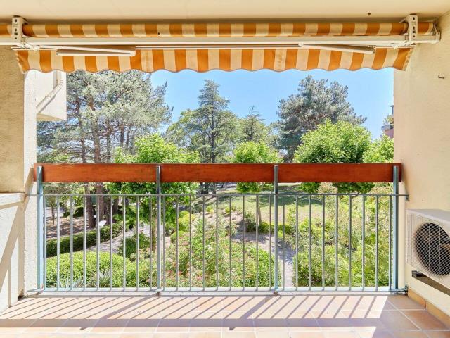 T4 lumineux avec terrasse et cave Résidence familiale à Aix en