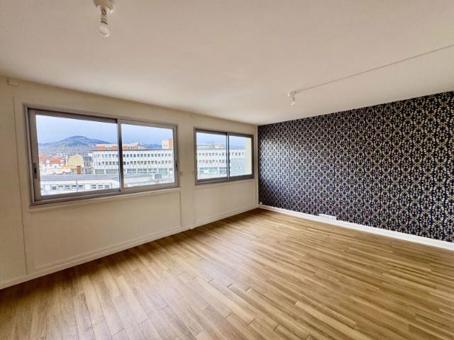 Appartement T4ascenseur, cave et loggia à Clermont Ferrand