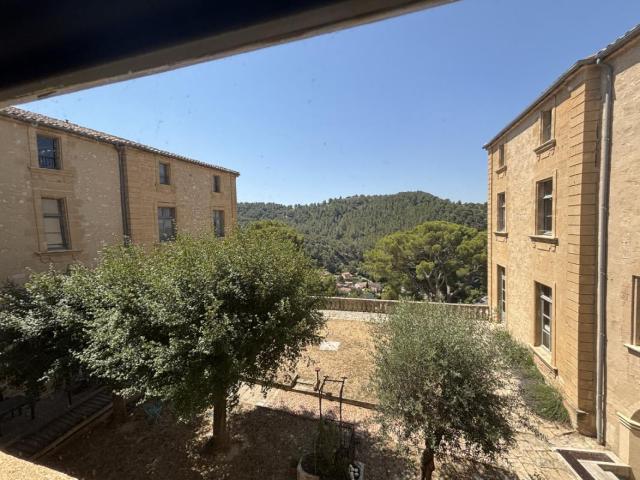 Appartement T5 102M2 CHATEAU DE MEYRARGUES 13650