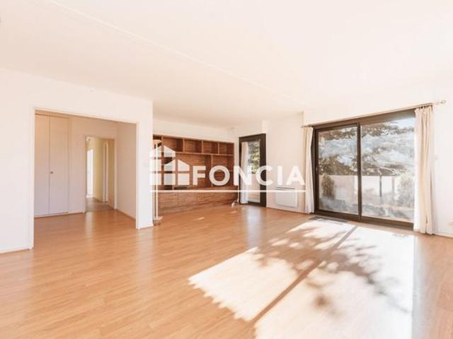 Appartement t5 112,71 m² en parfait etat avec terrasse, deux parkings et cave