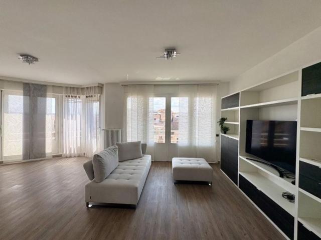 APPARTEMENT T5 A LOUER A ROANNE HOTEL DE VILLE