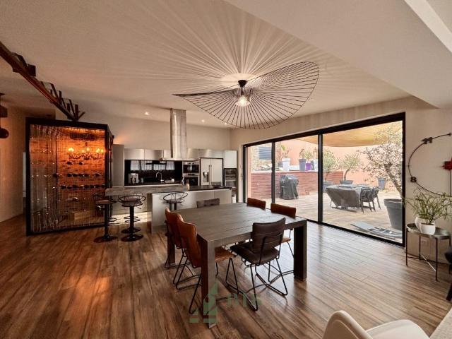 APPARTEMENT T5 AVEC TERRASSE ET PISCINE