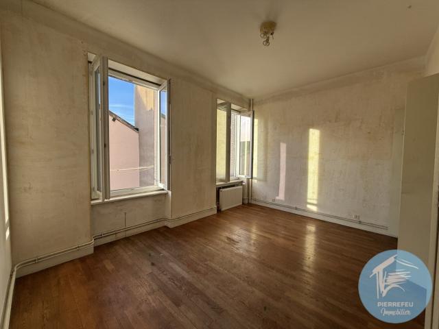 APPARTEMENT T5 DE 110M² À RÉNOVER PROCHE CENTRE VILLE TARARE