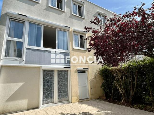 Appartement t5 en triplex avec jardin et place de parking