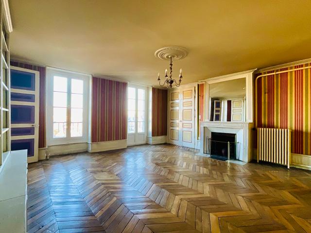 Appartement T6 de caractère sur un plateau de 200m2 / Quartier Cathédrale
