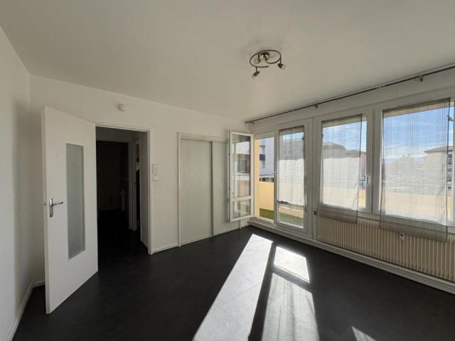APPARTEMENT T BIS A LOUER A LE COTEAU GARE