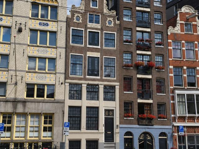Appartement te huur Nieuwezijds Voorburgwal in Amsterdam voor € 2.450
