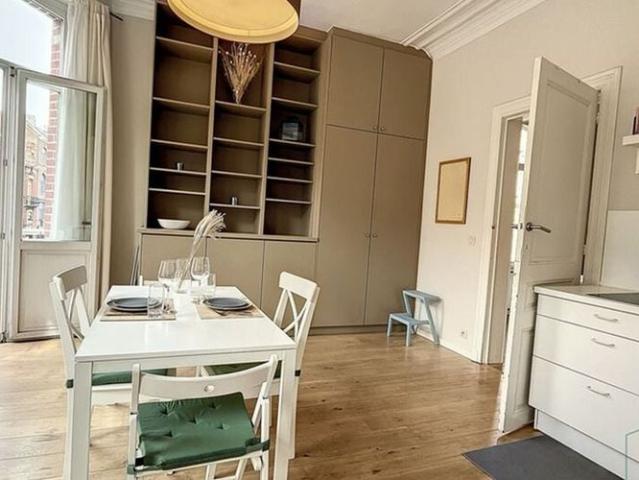 Appartement te huur in Etterbeek voor € 1.050 met 1 slaapkamer
