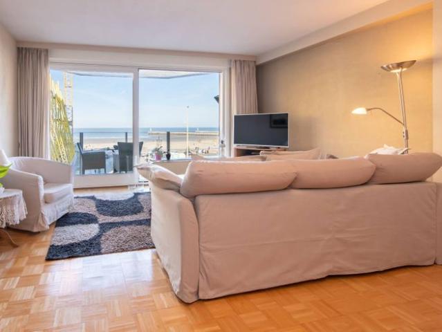Appartement te koop met zeezicht en twee slaapkamers!