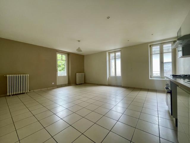 Appartement trois chambres, balcon en plein centre ville de