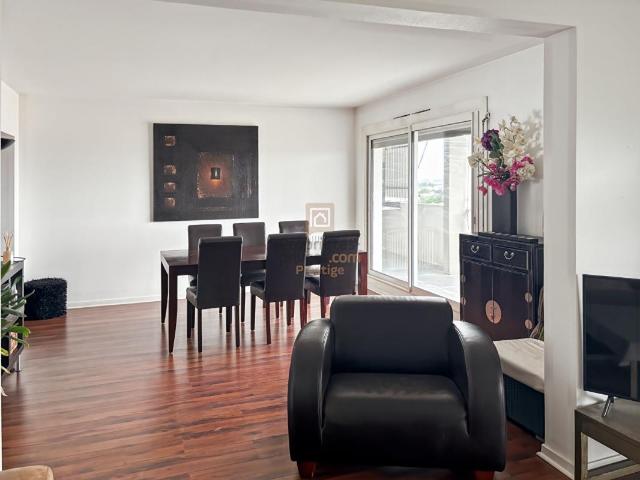 Appartement trois pièces au dernier étage lumineux avec balcon et terrasse