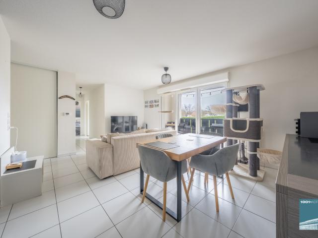 Appartement trois pièces avec deux balcons et une place de stationnement en sous sol