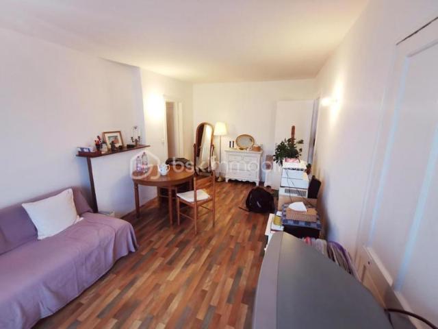 Appartement trois pièces d’une surface d’environ 53m2, situé rue de Sèvres à Boulogne Billancourt