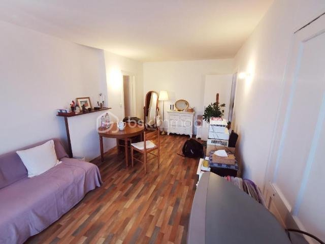 Appartement trois pièces d’une surface d’environ 53m2, situé rue de Sèvres à Boulogne Billancourt