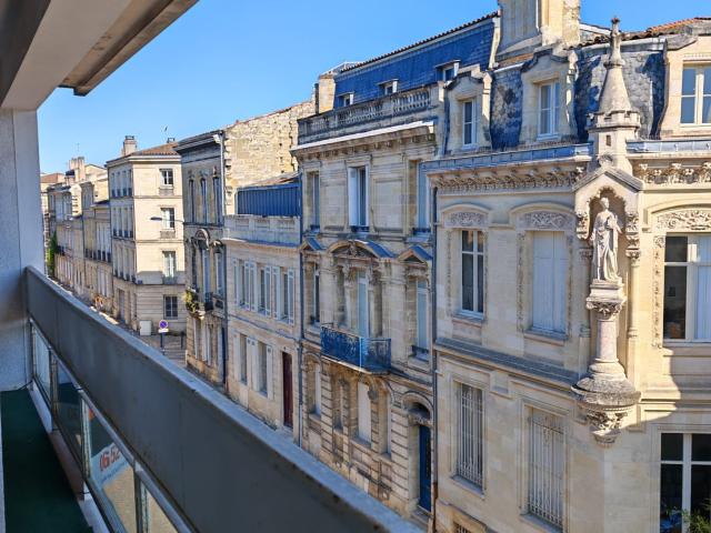 APPARTEMENT TROIS PIECES FONDAUDEGE / PALAIS GALLIEN LUMINEUX A DEUX PAS DE TOUS LES COMMERCES