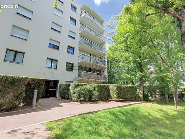Appartement traversant au calme avec balcon et ascenseur
