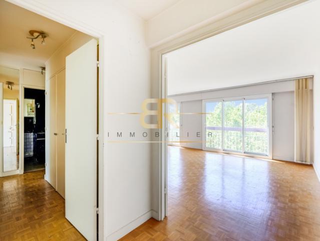 Appartement traversant de 3 pièces avec balcon, ascenseur et