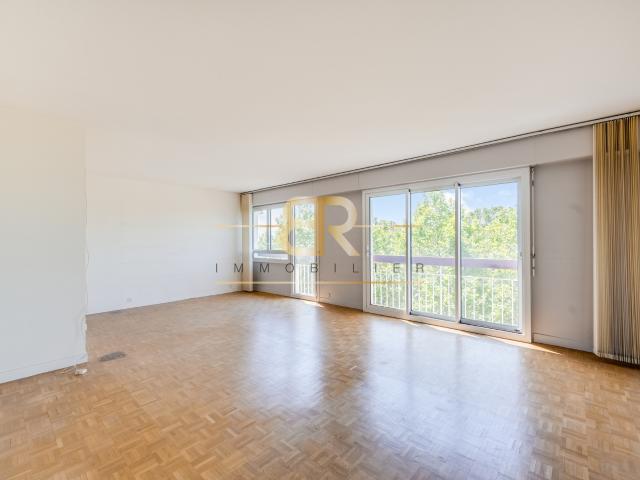 Appartement traversant de 3 pièces avec balcon, ascenseur et parking