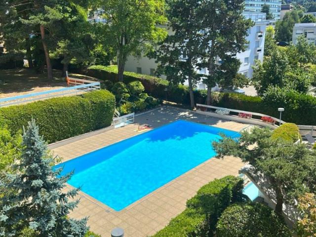 Appartement traversant 2.5 pièces dans Résidence,rénové, piscine et solarium