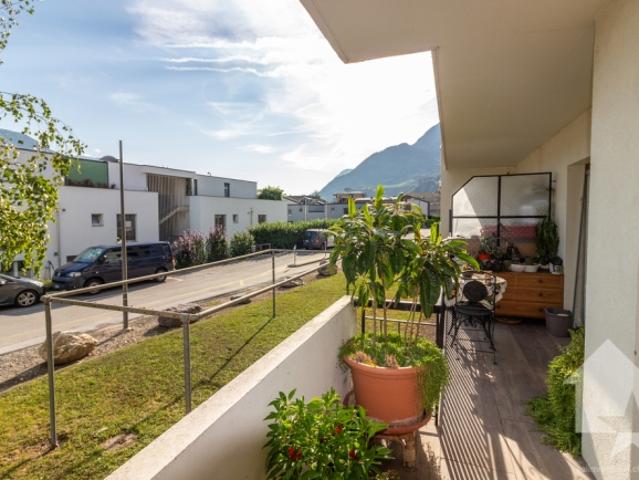 Appartement traversant 4.5 pièces avec grand balcon et situation calme