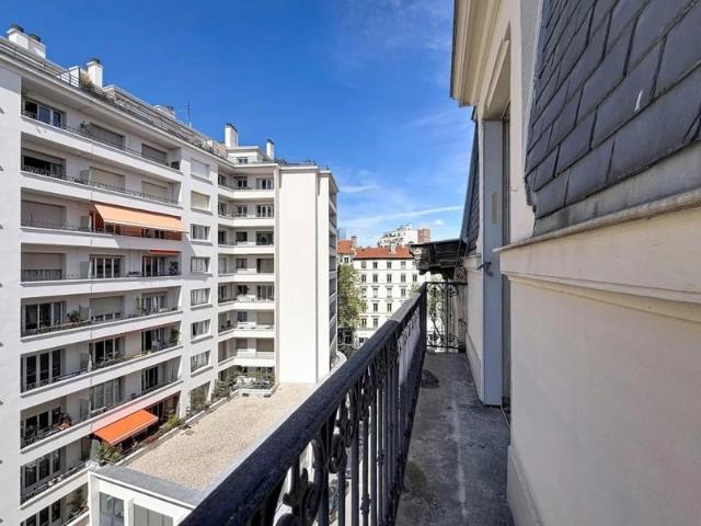 Appartement traversant 68m² 5ème étage avec ascenseur