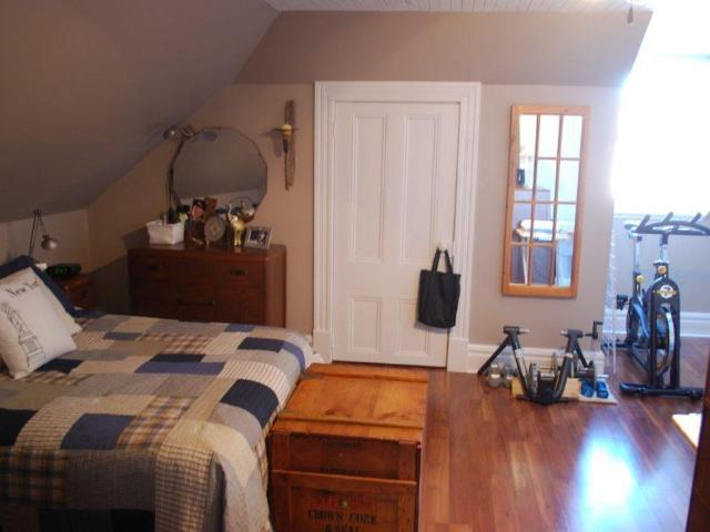 Appartement très lumineux, 3 1/2 sur 2 étage dans le Vieux Lévis près de la Terrasse