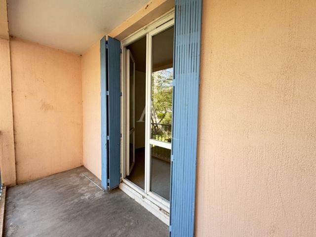 APPARTEMENT TYPE3 AVEC BALCON ET PLACE DE PARKING A DEUX PAS DU CENTRE VILLE EN RDC HAUT