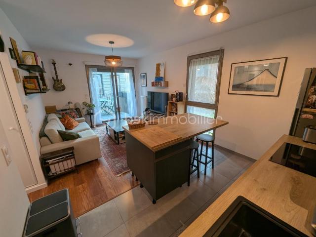 Appartement type F2 avec grand balcon et parking privatif
