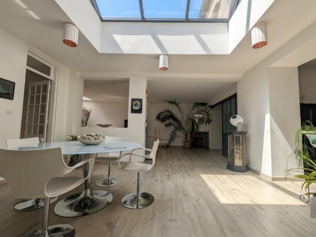 APPARTEMENT TYPE LOFT + CABINET PROFESSIONNEL