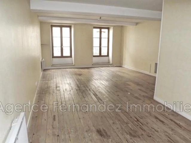 appartement type 2 1er étage, centre ville.A raffarichir