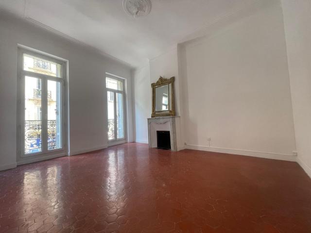 APPARTEMENT TYPE 2, PREMIER ÉTAGE, 4 ÈME ARRONDISSEMENT Chartreux